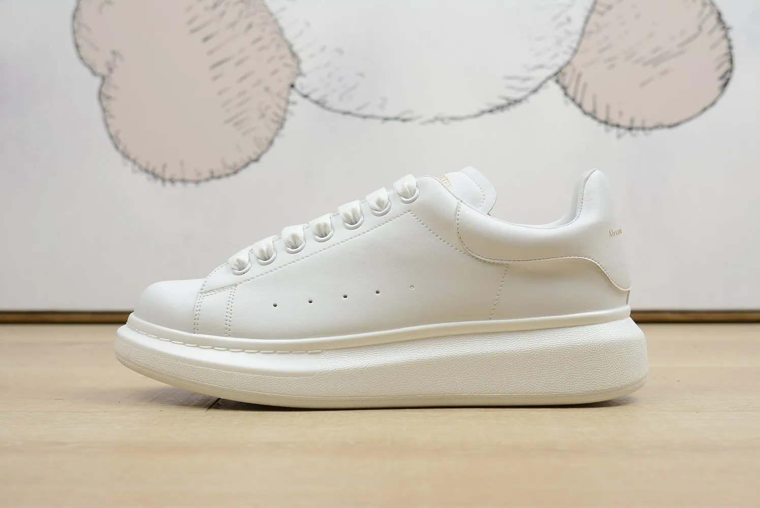 👟👟Ex-factory price 480👟👟 Mc Queen McQueen cowhide full white tail 35-44 ‼ ️‼ ️McQueen (Alexa**er McQue**n) Paris Fashion Week latest casual fashion sneakers high version ❗️❗️ Variety of fashion and different styles experience ‼ ️‼ ️Female size 34-40 Men’s size 38-44 Comes with full counter packaging